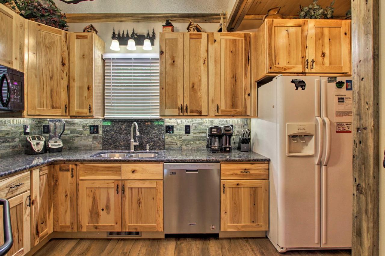 Eclectic Cabin With Hot Tub 1 Mi To Ober Gatlinburg Exterior photo