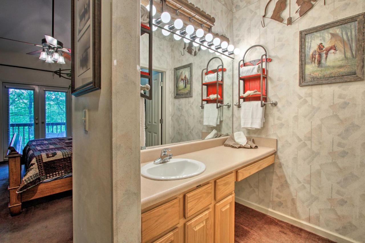 Eclectic Cabin With Hot Tub 1 Mi To Ober Gatlinburg Exterior photo